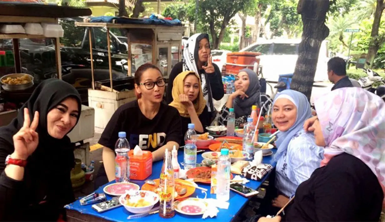 makan di pinggir jalan