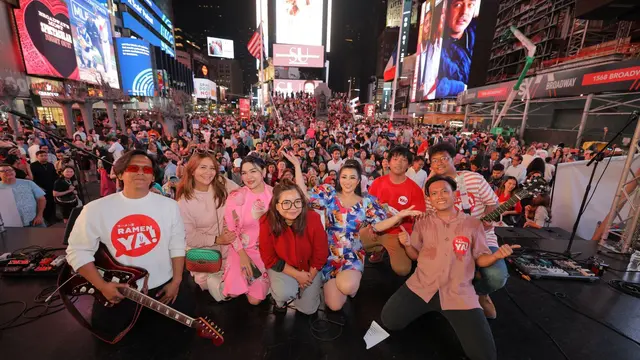 Fitri Carlina menyanyi dan bergoyang di atas panggung yang berdiri di area Times Square, Amerika Serikat, pada 9 September 2022