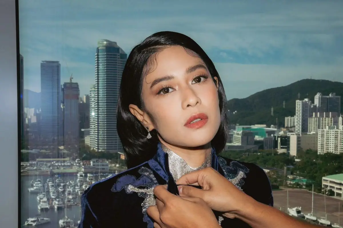 Intip busana tradisional Dian Sastro, mulai dari beskap hingga kebaya kutu baru.