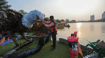 Pasukan Oranye DKI Sulap Botol Plastik Bekas Jadi Perahu Unik