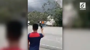 Warga Guatemala City berlarian dari bahaya semburan lumpur lahar Gunung Fuego.