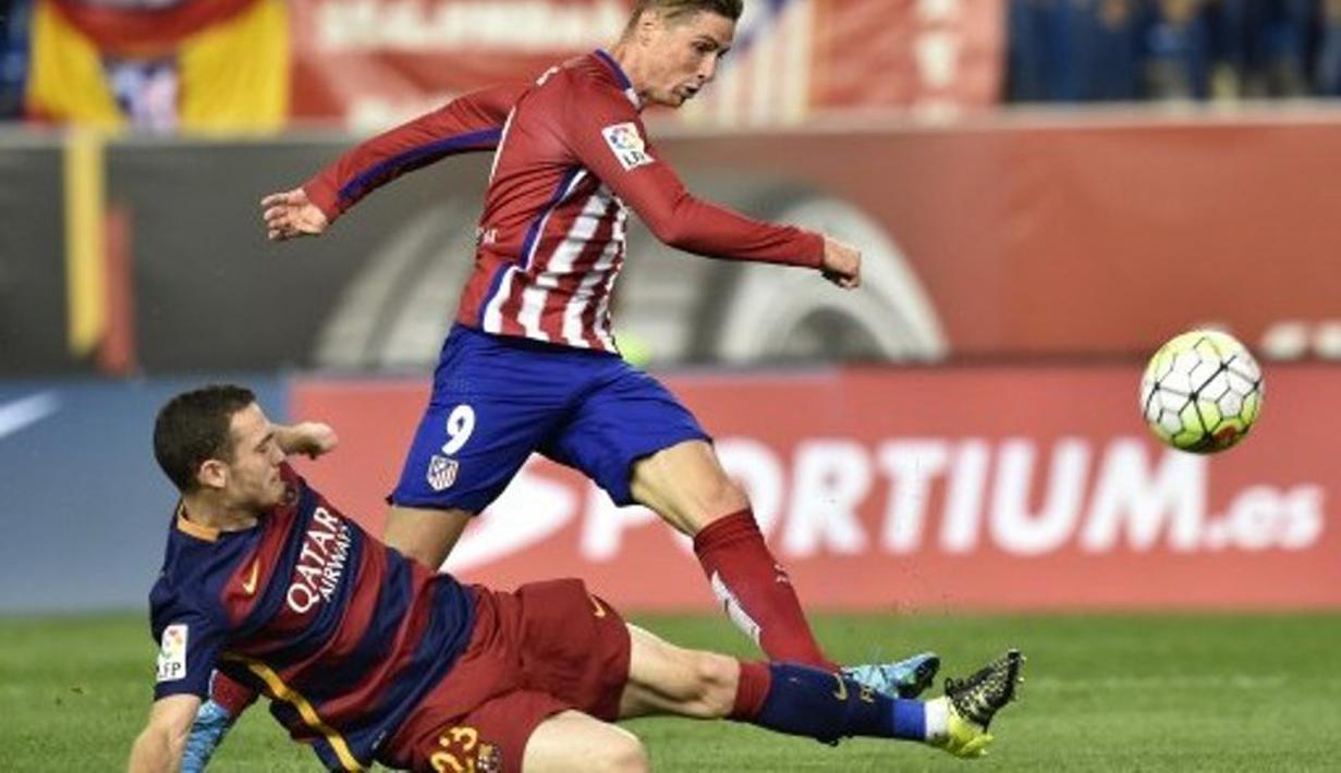 Pemain Barcelona, Thomas Vermaelen (kiri) berusaha menghentikan striker Atletico, Fernando Torres, dalam lanjutan La Liga Spanyol di Stadion Vicente Calderon, Madrid, Spanyol. Sabtu (12/9/2015). (AFP Photo/Gerard Julien)