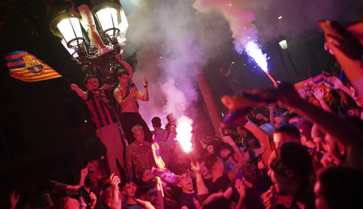 <p>Suporter Barcelona merayakan kemenangan setelah tim mereka memenangkan kejuaraan La Liga Spanyol dengan mengalahkan rival sekota Espanyol di Barcelona, Spanyol, Minggu (14/5/2023). (AP Photo/Joan Mateu Parra)</p>