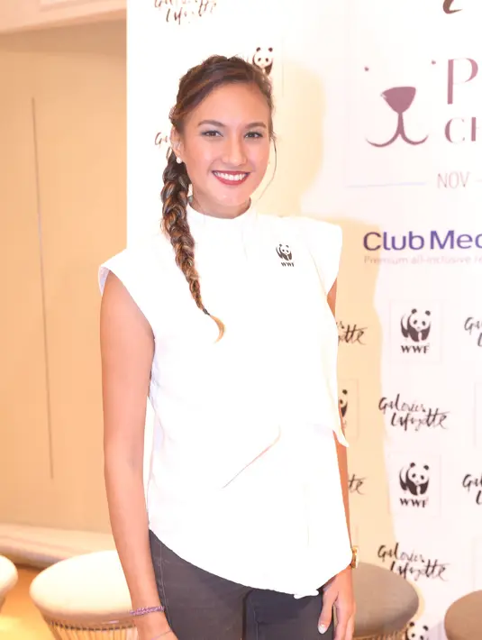 Suasana menjadi haru ketika sudah berada di atas gunung. Bahkan, ia tidak menyangka bisa berada di puncak gunung tersebut. Saat berada di puncak gunung, ia  mengaku banyak melakukan instropeksi diri. (Galih W. Satria/Bintang.com)