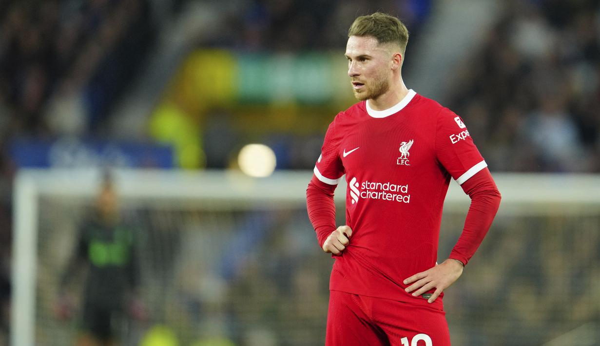 Pemain Liverpool, Alexis Mac Allister, tampak lesu setelah ditaklukkan Everton pada laga Liga Inggris dalam duel tunda pekan ke-29 Premier League 2023/2024, Kamis (25/4/2024). (AP Photo/Jon Super)