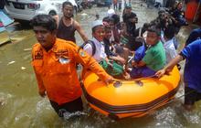 FOTO: Banjir Rob Muara Angke, Anak-Anak Pulang Sekolah Dievakuasi Perahu Karet