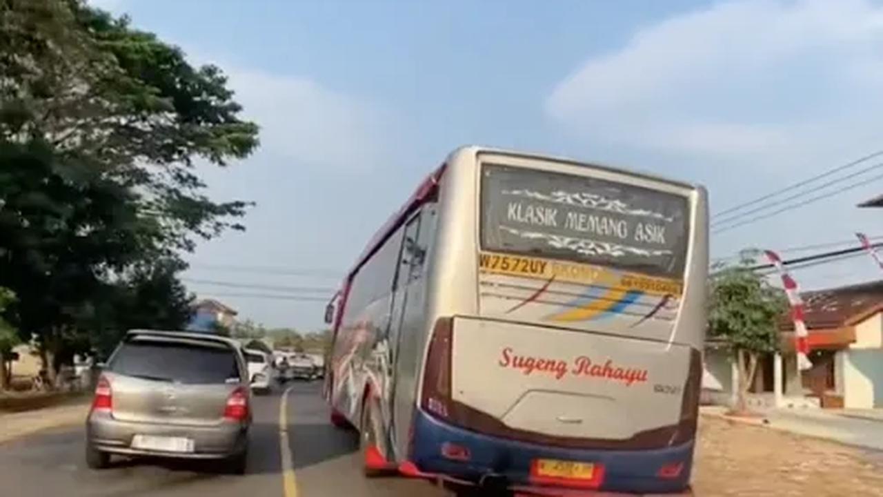 Bus Sugeng Rahayu Ugal-ugalan di Jalan