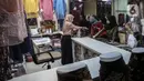 Aktivitas jual beli di pusat penjualan pakaian dan tekstil Pasar Tanah Abang Blok B, Jakarta, Selasa (19/1/2021). Kementerian Perindustrian memproyeksikan kinerja tekstil 2021 akan bergerak positif, meski masih tipis di level 0,93 persen. (Liputan6.com/Johan Tallo)