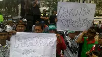 Guru Honorer se Jawa Barat melakukan unjuk rasa menuntut UMR diberikan oleh Ahmad Heryawan di depan Kantor Gubernur Jawa Barat, Jalan Dipenogoro, Bandung, Senin (31/10). (Arie Nugraha/Liputan6.com)