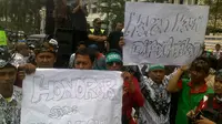 Ratusan Guru Honorer di Jabar Menyambangi Kantor Aher 