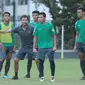 Pelatih timnas Indonesia U-23, Luis Milla memberikan instruksi saat sesi di Lapangan ABC, Senayan,  (24/4/2018). Timnas akan mengikuti turnamen PSSI Anniversary 27 April-3 Mei 2018. (Bola.com/Nicklas Hanoatubun)