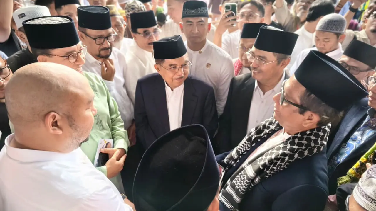 Wakil Presiden ke 10 dan 12 Jusuf Kalla (JK) usai melaksanakan salat Idulfitri di Lapangan Masjid Agung Al Azhar, Jakarta.