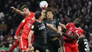 <p>Pemain Freiburg Nicolas Hoefler (depan) dan Kiliann Sildillia (kedua kanan) berebut bola udara dengan pemain Bayern Munich Dayot Upamecano (kanan) dan Leon Goretzka pada pertandingan perempat final DFB Pokal 2022/2023 di Stadion Allianz Arena, Munich, Jerman, Selasa (4/4/2023). Freiburg menang 2-1. (AP Photo/Matthias Schrader)</p>
