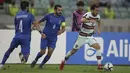 Gelandang Portugal, Bernardo Silva membawa bola saat bertanding melawan Azerbaija pada pertandingan kualifikasi grup A Piala Dunia 2022 di stadion Olimpiade di Baku, Azerbaijan, Selasa (7/9/2021). Portugal menang telak atas Azerbaijan 3-0. (AP Photo/Aziz Karimov)