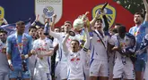 Para pemain Leeds United, termasuk Pascal Struijk (ketiga kanan) merayakan gelar juara Championship 2024/2025 setelah mengalahkan Plymouth Argyle di Home Park, Plymouth, Inggris, Sabtu (03/05/2025) waktu setempat. (AP Photo/PA/Steven Paston)