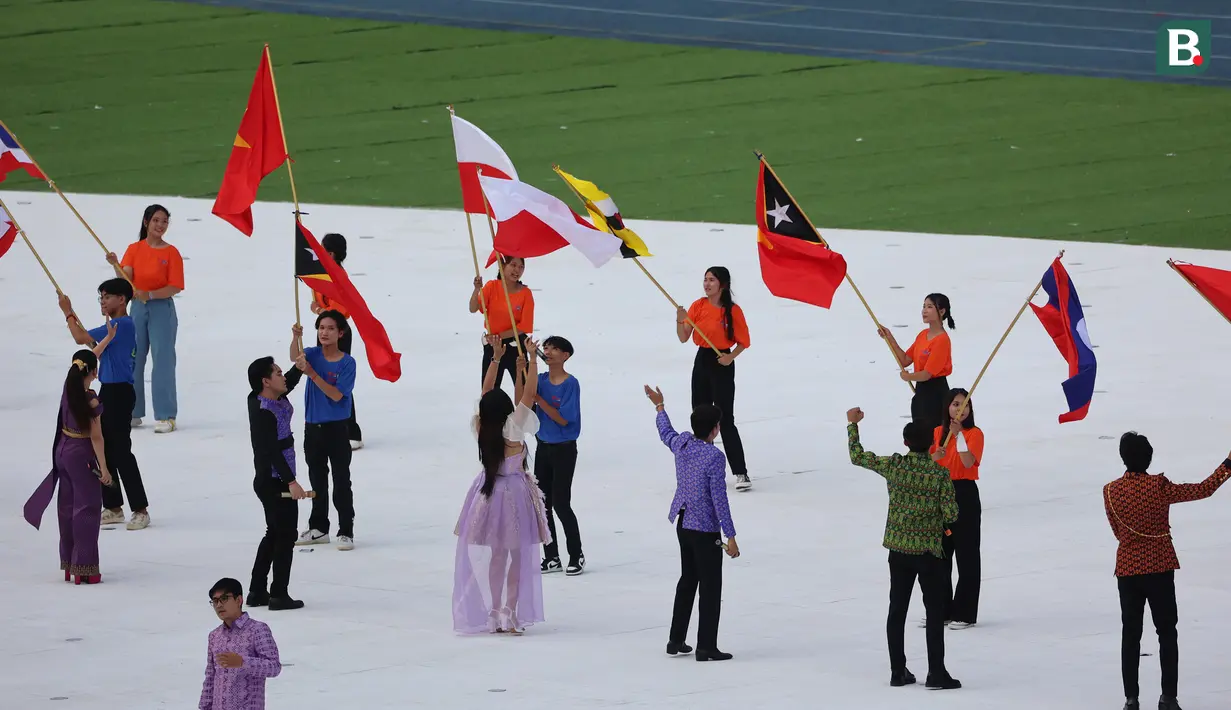 Bendera kontingen Indonesia, Merah Putih dipasang terbalik saat acara gladi resik pembukaan SEA Games 2023 di Morodok Techo Stadium, Phnom Penh, Kamboja, Jumat (5/5/2023). (Bola.com/Abdul Aziz)
