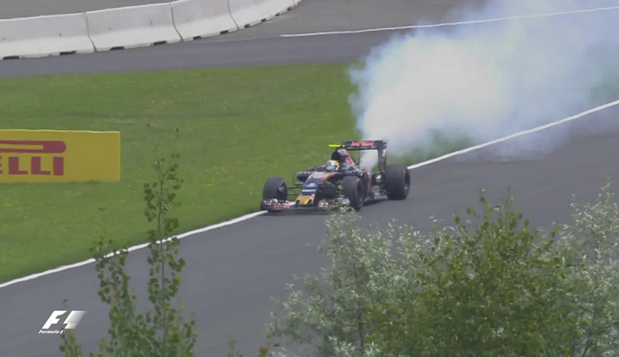 Pebalap Toro Rosso, Carlos Sainz Jr, mengalami gangguan mesin saat kualifikasi F1 GP Austria di Sirkuit Red Bull Ring, Austria, Sabtu (2/7/2016). (Bola.com/Twitter/F1)