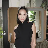 Pesona Pevita Pearce memang selalu berhasil memikat, kali ini lewat penampilannya yang memadukan unsur tradisional dan modern dengan begitu elegan. [@leoafandi_].