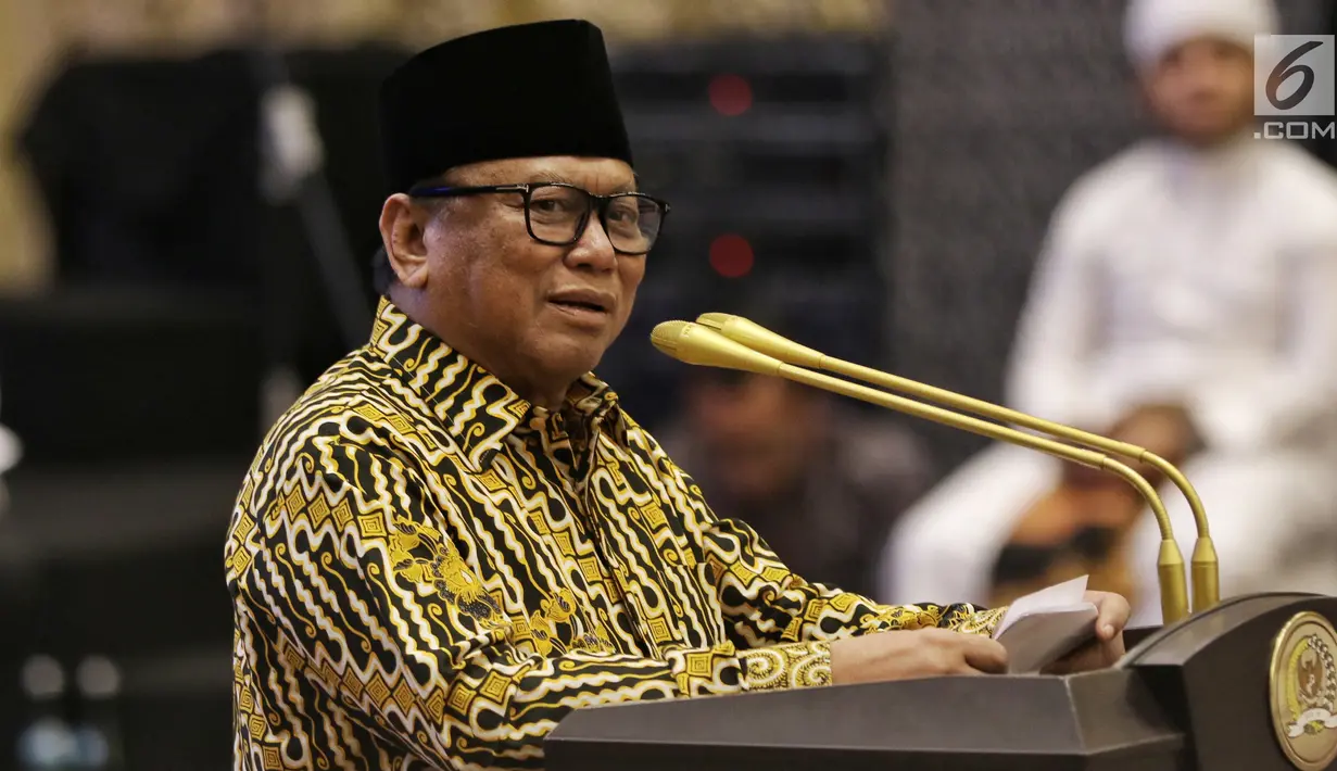 Ketua DPD Oesman Sapta Odang memberikan sambutan saat acara buka puasa bersama di Jakarta, Rabu (14/5/2019). Acara buka puasa tersebut dihadiri sejumlah tokoh-tokoh dan petinggi partai politik. (Liputan6.com/Johan Tallo)