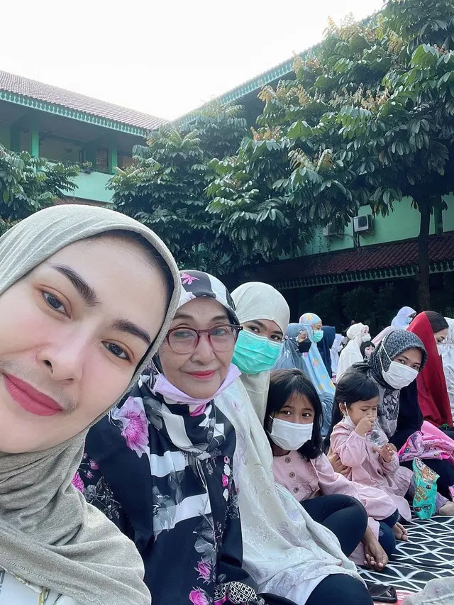 Tampil Beda, Ini 7 Potret Iis Dahlia saat Berhijab yang Banjir Sorotan