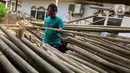 Perajin memilah bambu yang biasa digunakan sebagai tiang bendera di kawasan Manggarai, Jakarta, Kamis (6/8/2020). Bambu-bambu itu dijual dengan harga bervariasi, mulai dari Rp15ribu hingga Rp35ribu, tergantung ukurannya. (Liputan6.com/Immanuel Antonius)