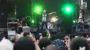 Vokalis grup band era 90 an Kidnap Katrina, Anang Hermansyah (tengah) saat tampil pada gelaran The 90’s Festival di Gambir Expo Kemayoran, Jakarta, Sabtu (10/11). The 90’s Festival kali ini merupakan yang keempat. (Liputan6.com/Helmi Fithriansyah)