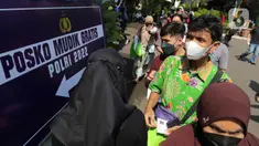 Warga antre menunggu giliran mendaftar mudik gratis Lebaran 2022 di Gedung Balai Pertemuan Metro Jaya (BPMJ), Jakarta Selatan, Sabtu (23/4/2022). Polda Metro Jaya membuka program mudik gratis Lebaran 2022 untuk masyarakat. Pendaftaran mudik gratis ini dibuka hingga 24 April 2022 mendatang pukul 12.00. (Liputan6.com/Herman Zakharia)