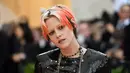 Kristen Stewart tampil dengan rambut berwarna oranye saat menghadiri Met Gala 2019 bertema Camp: Notes on Fashion di The Metropolitan Museum of Art, New York, Amerika Serikat, Senin (6/5/2019). (Photo by Charles Sykes/Invision/AP)