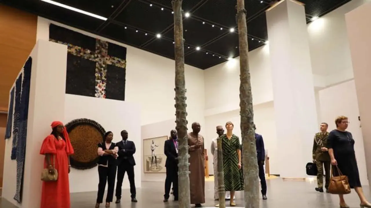 Museum ini tidak memiliki koleksi permanen, barang seni yang ditampilkan masih berstatus peminjaman terutama dari Eropa. (Musée Des Civilisations noires)