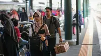 Penumpang turun dari kereta api Taksaka Yogyakarta tiba dI Stasiun Gambir, Jakarta, Minggu (9/6/2019). Pada H+4 Lebaran yang merupakan puncak arus balik lebaran, sebanyak 78.249 orang tiba di Jakarta melalui Stasiun Gambir sejak 6 Juni 2019 sampai dengan hari ini. (Liputan6.com/Faizal Fanani)