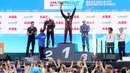 <p>Pembalap Pembalap TAG Heuer Porsche Formula E Team, Pascal Wehrlein, melakukan selebrasi di podium setelah memenangkan balapan Formula E 2023 di Jakarta International e-Prix Circuit, Sabtu (3/6/2023). Pascal Wehrlein menjadi yang tercepat pada balapan Formula E 2023 Jakarta setelah melahap 36 lap dengan catatan waktu 42 menit 21,995 detik. (Bola.com/M Iqbal Ichsan)</p>