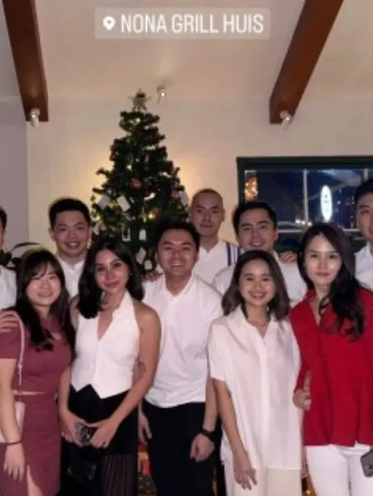 Gritte Agatha dan Arif Hidayat merayakan Natal 2023 perdana sebagai pasutri dengan makan malam bersama teman-teman. Keduanya kompak mengenakan atasan serba putih. [@gritteagathaa]