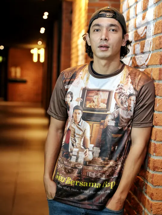 "Kalau makanan sih gue enggak pernah nyediain, tanya bini gue saja. Tahu-tahu sudah ada saja di rumah makanannya. Ya bulan puasa untuk keluarga saja," kata Abimana Aryasatya di Grand Indonesia, Jakarta Pusat, Selasa (7/6/2016). (Adrian Putra/Bintang.com)