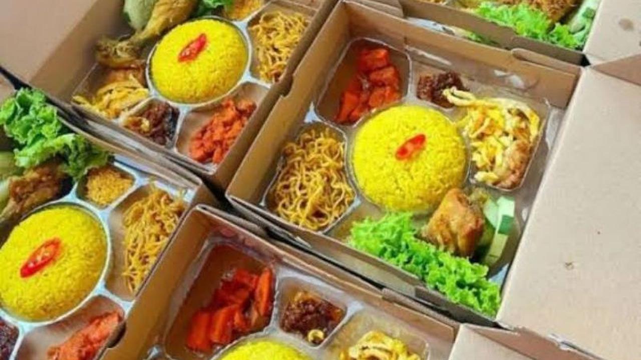 Warna kuning yang mencolok dan aroma harumnya yang menjadi daya tarik utama, membuat nasi kuning menjadi lebih dari sekadar hidangan biasa.