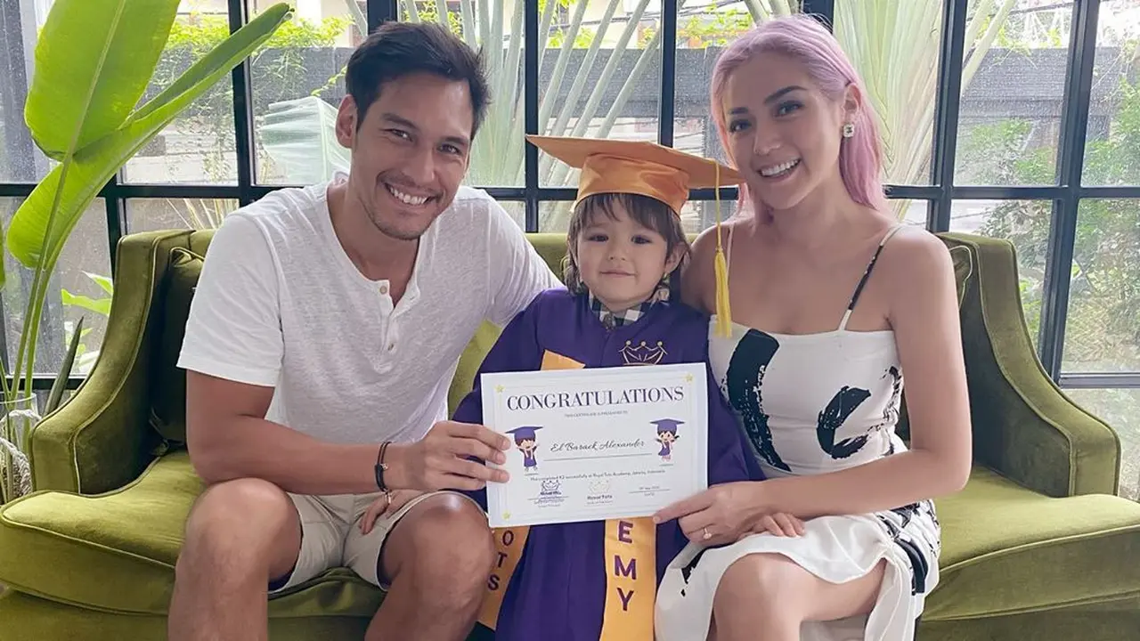 6 Foto Wisuda Putra Jessica Iskandar, Gunakan Atribut Lengkap Meski ‘Di Rumah Aja’