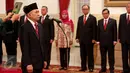 Kepala Staf Presiden Teten Masduki mengucapkan sumpah jabatan saat acara pelantikan yang dipimpin Presiden Jokowi di Istana Negara, Jakarta, Selasa (2/9). Teten menggantikan Luhut yang kini menjabat Menko Polhukam. (Liputan6.com/Faizal Fanani)