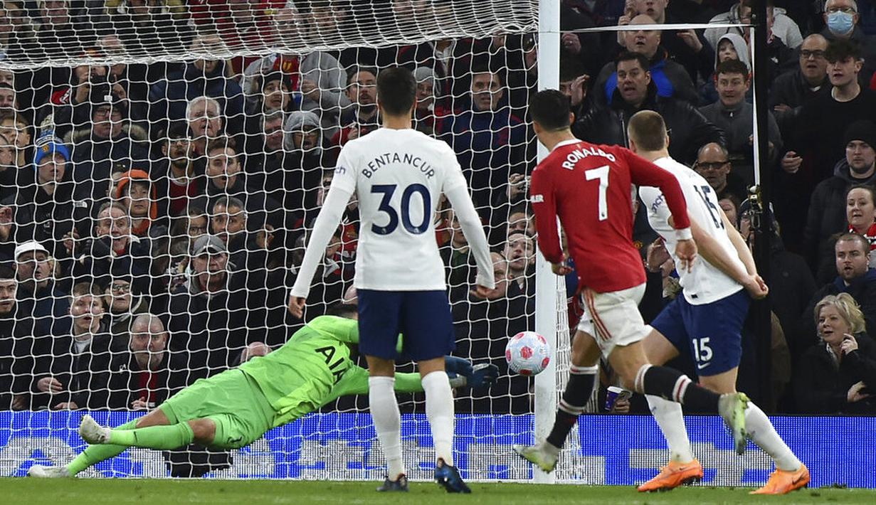 Tiga gol yang dicetak Ronaldo pada pertandingan tersebut mencatatkan torehan gol ke-807 bagi dirinya di semua kompetisi dan kemenangan ke-400 bagi MU yang diselenggarakan di Old Trafford.(AP Photo/Rui Viera)