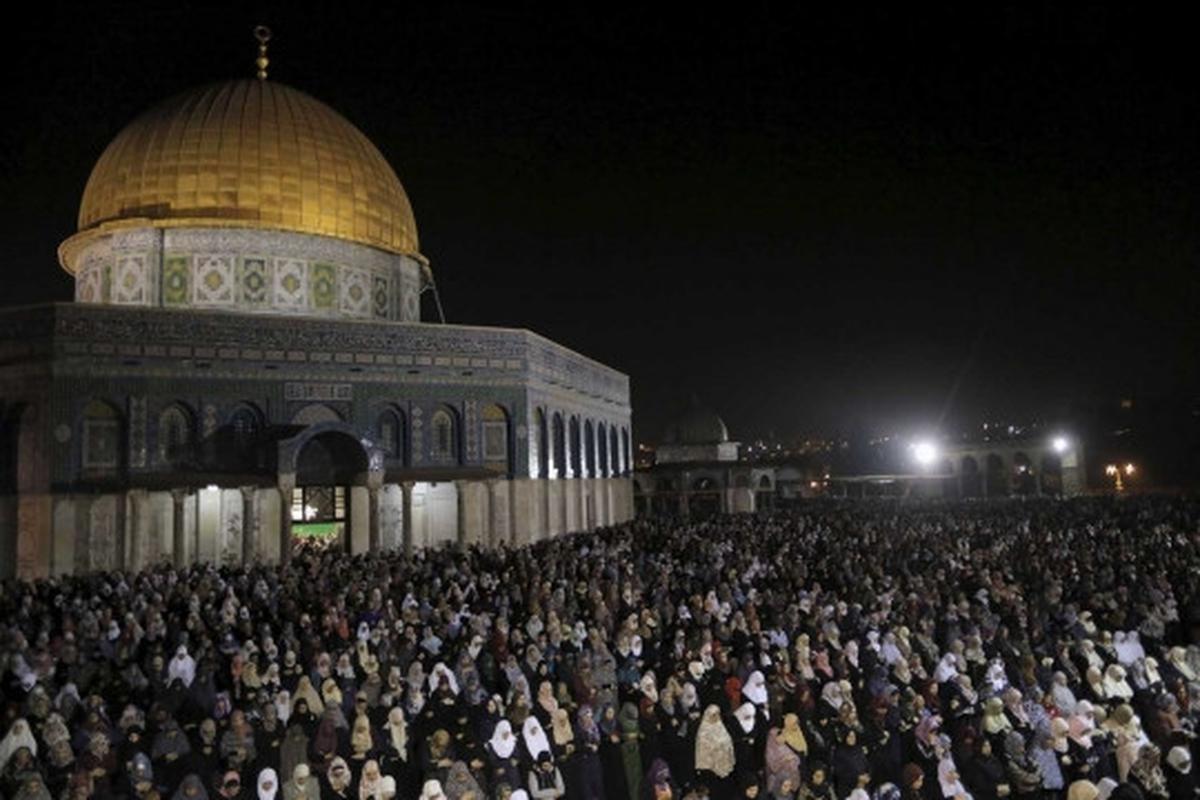Kekhusyukan doa muslim perempuan Palestina di Kubah Shakhrah