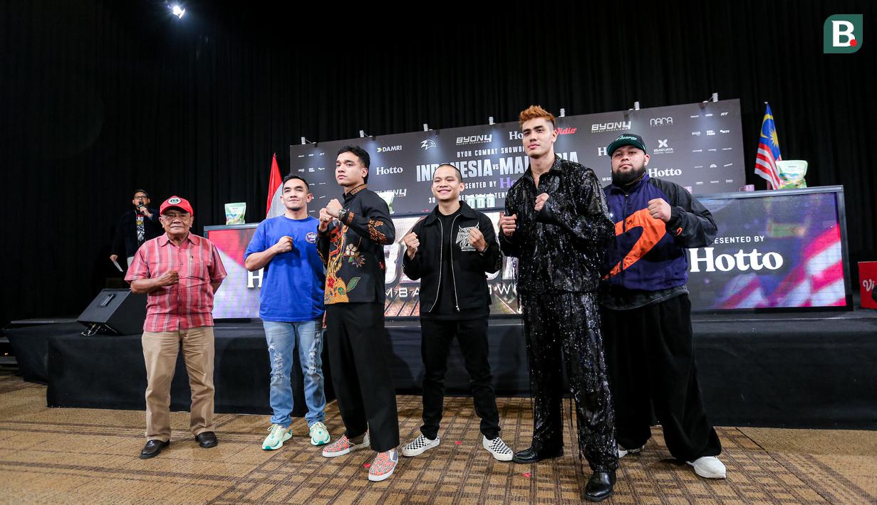 <p>Selebritas Indonesia, Fadly Faisal (ketiga kiri) dan Dean Hamsah saling berjabat tangan saat konferensi pers Byon Combat Showbiz Volume 4 yang berlangsung di SCTV Tower, Jakarta, Senin (28/10/2024) siang WIB. (Bola.com/Bagaskara Lazuardi)</p>