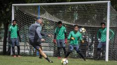 Kiper Timnas Indonesia, Andritany Ardhiyasa, berusaha menangkap bola saat latihan di Lapangan ABC Senayan, Senin (19/2/2018). Latihan ini merupakan persiapan jelang Asian Games 2018. (Bola.com/Vitalis Yogi Trisna)