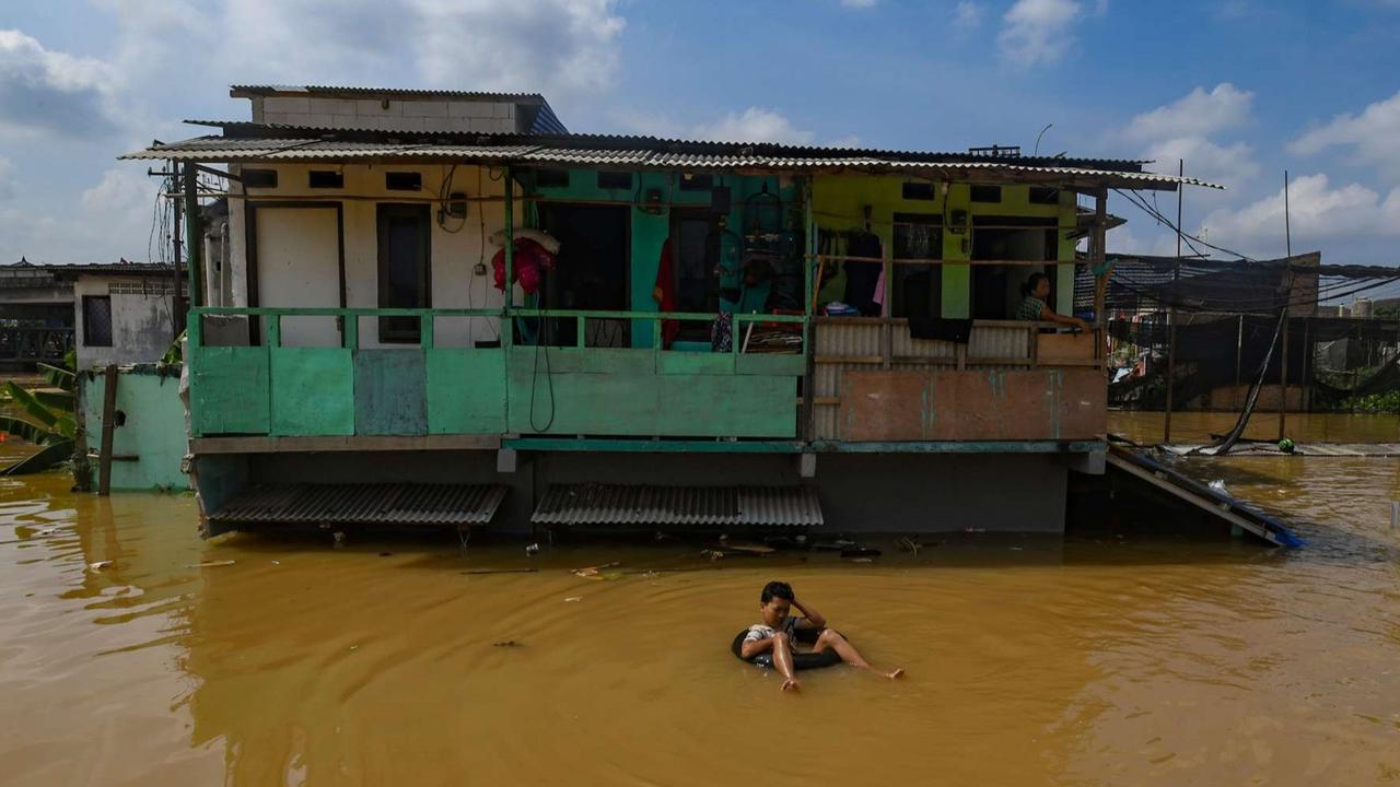 FOTO: Penampakan Banjir Akibat Luapan Ciliwung Landa Jakarta, Ketinggian Capai 2 Meter Lebih