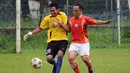 Penjaga gawang PSSI Pers, Pepe berusaha menahan serangan pemain Selebriti FC saat laga amal untuk Akli Fairuz di Lapangan C Senayan, Jakarta, (14/6/2014). (Liputan6.com/Helmi Fithriansyah)