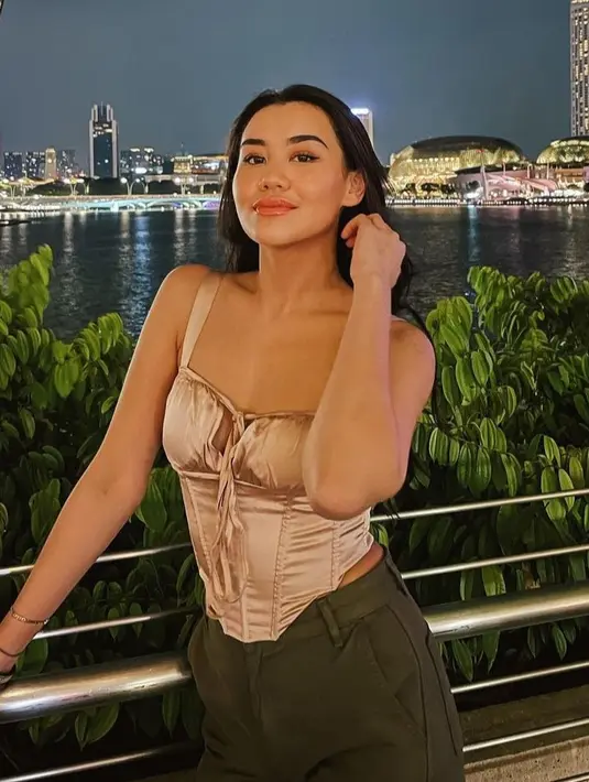 Corset top bahan satin juga cocok dipadukan dengan high waisted pants seperti look Aaliyah Massaid. [@aaliyah.massaid]