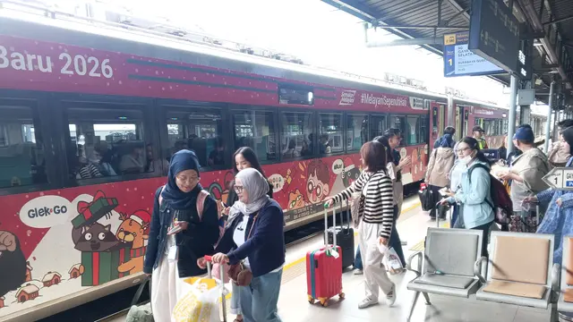 Penjualan tiket kereta api jarak jauh dan lokal oleh PT KAI telah mencapai 2.447.504 tiket.