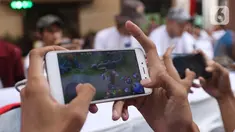 Peserta eSports game Mobile Legends berkonsentrasi dalam Indonesia Banten Esport Competition  (IBEC) 2019 di BSD, Tangerang Selatan, Sabtu (2/11/2019). Pemprov Banten menggelar turnamen IBEC 2019 untuk mendukung olahraga esport yang tengah diminati kalangan muda. (Liputan6.com/Angga Yuniar)
