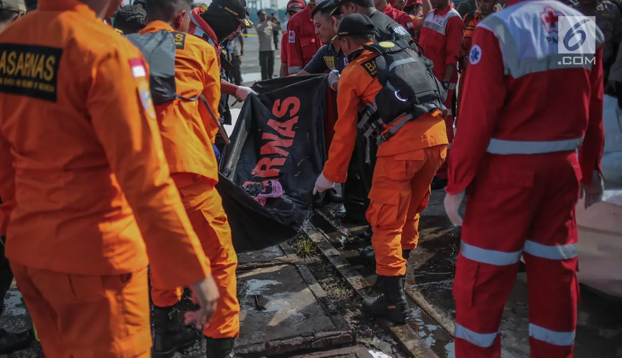Petugas Basarnas membawa kantung jenazah terkait jatuhnya pesawat Lion Air JT 610 di Posko Evakuasi, Tanjung Priok, Jakarta, Senin (29/10). Pesawat teregistrasi dengan PK-LQP dan berjenis Boeing 737 MAX 8. (Liputan6.com/Faizal Fanani)