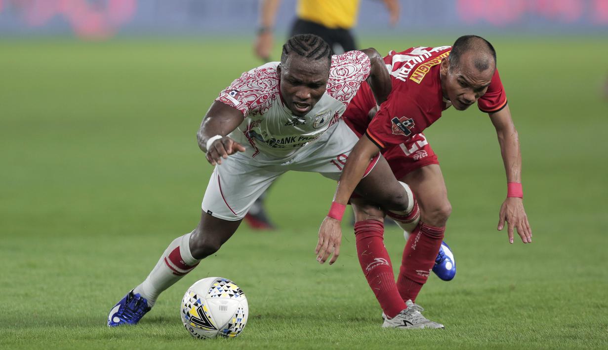 Gelandang Persija Jakarta, Riko Simanjuntak, berebut bola dengan pemain Persipura Jayapura pada laga Shopee Liga 1 di SUGBK, Senayan, Jakarta, Kamis (28/11). Persija menang 1-0 atas Persipura. (Bola.com/Yoppy Renato)