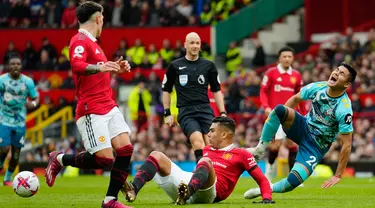 Pemain Manchester United Casemiro (tengah bawah) beraksi melawan pemain Southampton Carlos Alcaraz (kanan) pada pertandingan sepak bola Liga Inggris di Stadion Old Trafford, Manchester, Inggris, 12 Maret 2023. Pertandingan berakhir imbang dengan skor 0-0. (AP Photo/Jon Super)