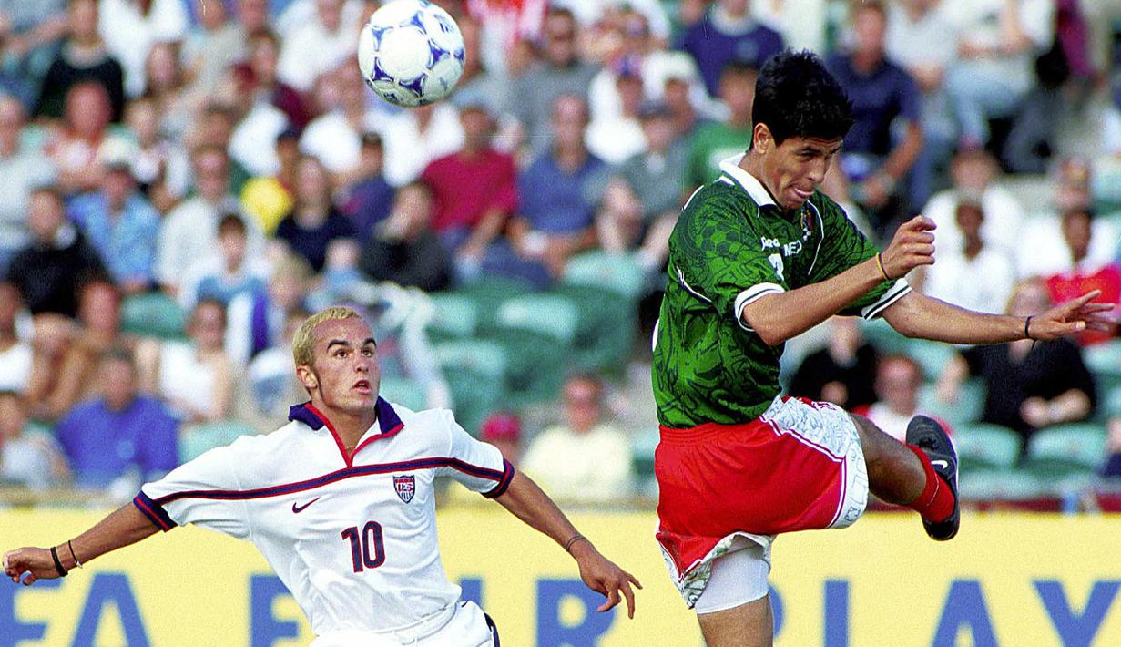 Nama pemain Amerika Serikat, London Donovan (kiri)  terpilih sebagai Pemain Terbaik dan sukses membawa Amerika Serikat ke babak semifinal di Piala Dunia U-17 1999. Donovan saat itu sudah menempa diri di Bundesliga dan kemudian sempat bermain untuk Bayer Leverkusen. Donovan kemudian terus berkembang jadi andalan Amerika Serikat. (AFP/Photosport/Andrew Cornaga)