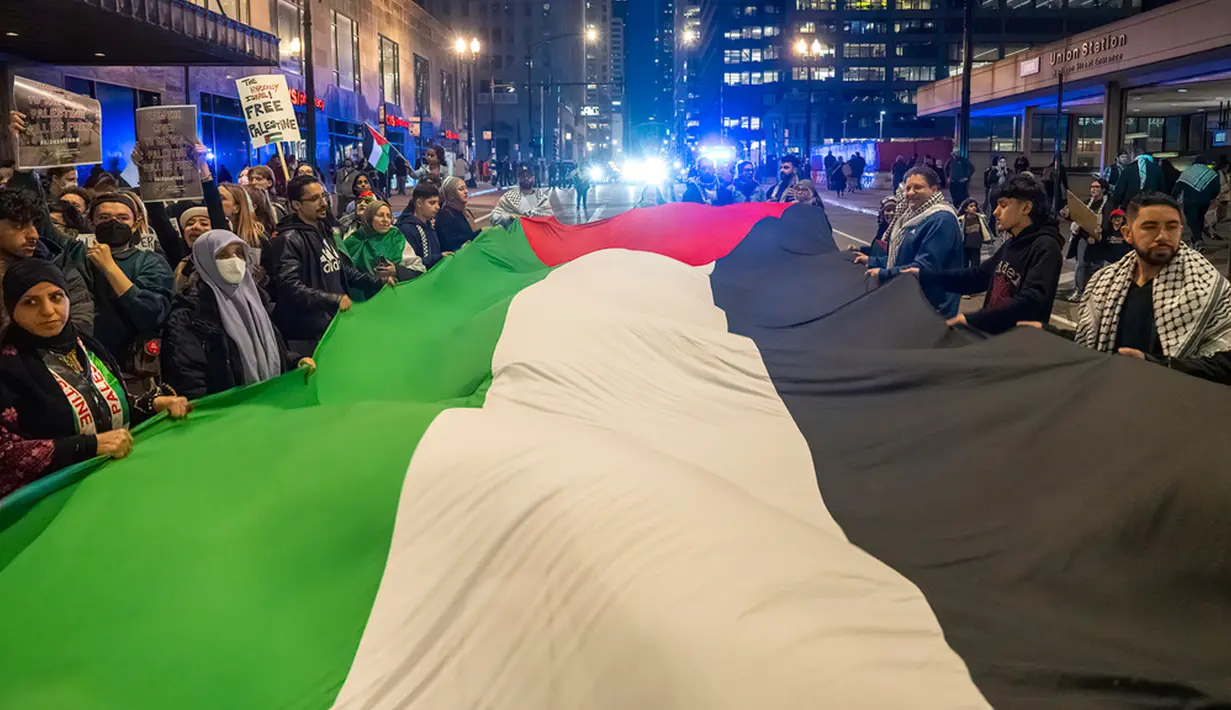 Ribuan orang berkumpul, banyak yang menyerukan gencatan senjata. Para demonstran berjalan menuju Konsulat Israel di 500 West Madison Street, dekat Pusat Transportasi Ogilvie. (Tyler Pasciak LaRiviere/Chicago Sun-Times via AP)